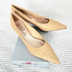 Romantic Soles Women's Shoes Tan Pointed Heel Never Worn Size 9.5